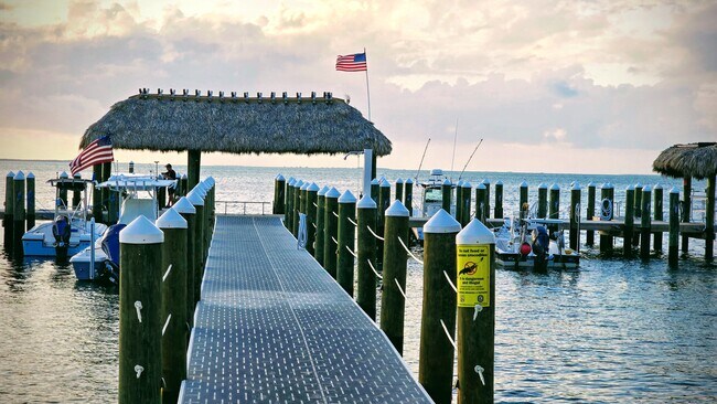 87200 Overseas Hwy, Unit E4 in Islamorada, FL - Foto de edificio - Building Photo