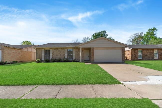 17615 Autumn Hills Dr in Houston, TX - Building Photo - Building Photo
