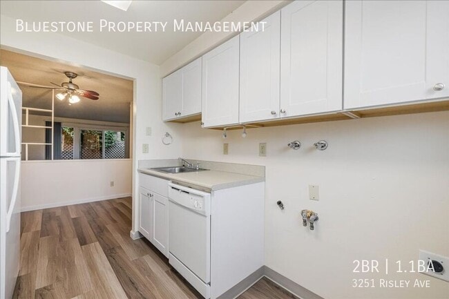 3251 SE Risley Ave in Milwaukie, OR - Foto de edificio - Building Photo