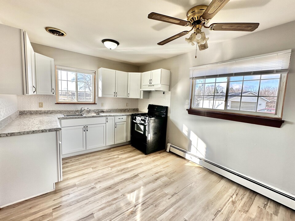 1886 Murphy Woods Rd in Beloit, WI - Building Photo