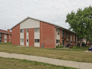 Emerald Hills Condominiums in Glendale Heights, IL - Building Photo - Building Photo