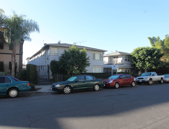 5416 Carlton Way in Los Angeles, CA - Foto de edificio - Building Photo