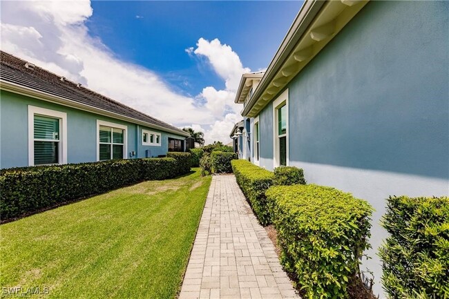 7157 Dominica Dr in Naples, FL - Foto de edificio - Building Photo