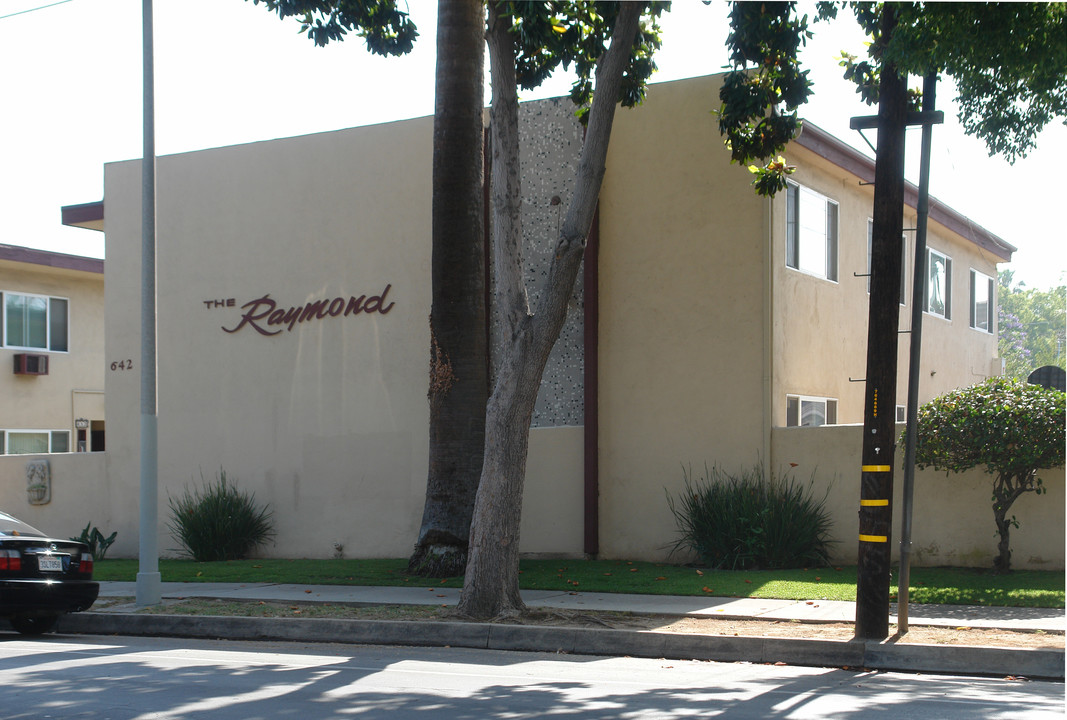 642 N Raymond Ave in Pasadena, CA - Building Photo