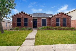 716 Courson Dr in Desoto, TX - Building Photo