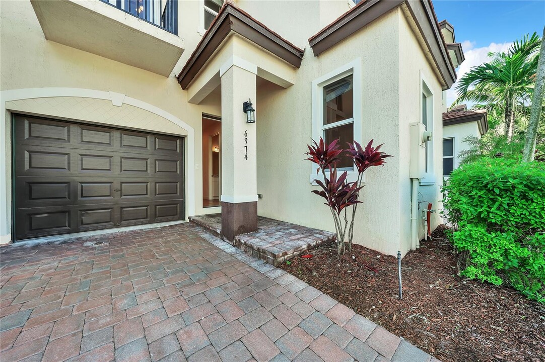 6974 Long Pine Cir in Coconut Creek, FL - Foto de edificio