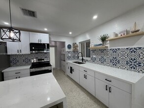 219 S Bay Harbor Dr in Key Largo, FL - Building Photo - Building Photo