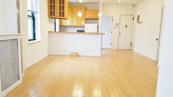 21-05 33rd St in Queens, NY - Building Photo
