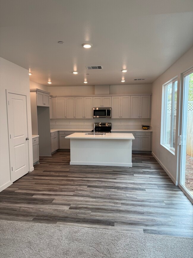 2285 Milano Trl in Redding, CA - Foto de edificio - Building Photo