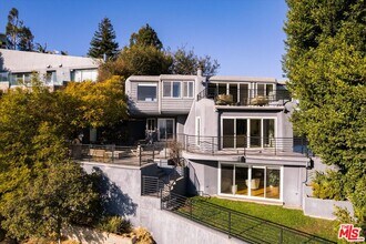 8464 Cole Crest Dr in Los Angeles, CA - Building Photo - Building Photo