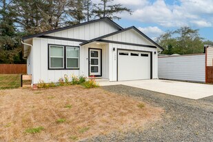 1350-1313 13th Ave in Seaside, OR - Building Photo