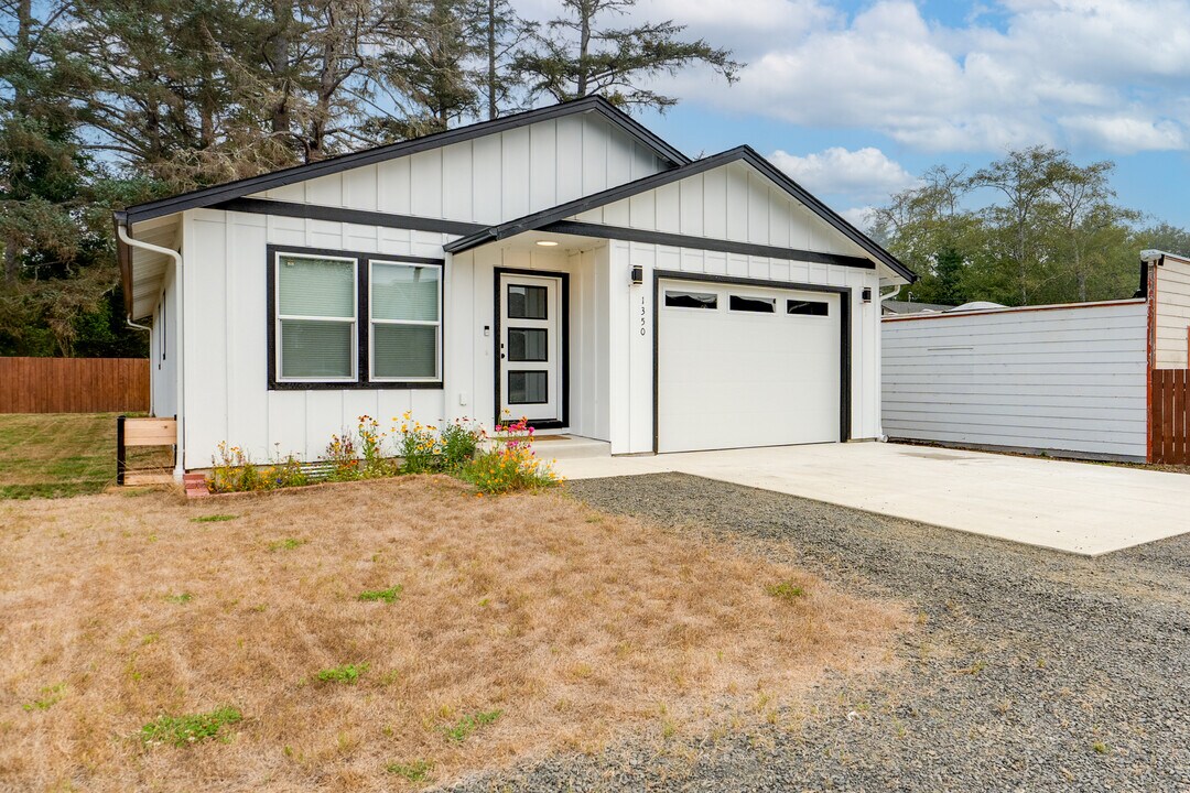 1350-1313 13th Ave in Seaside, OR - Building Photo