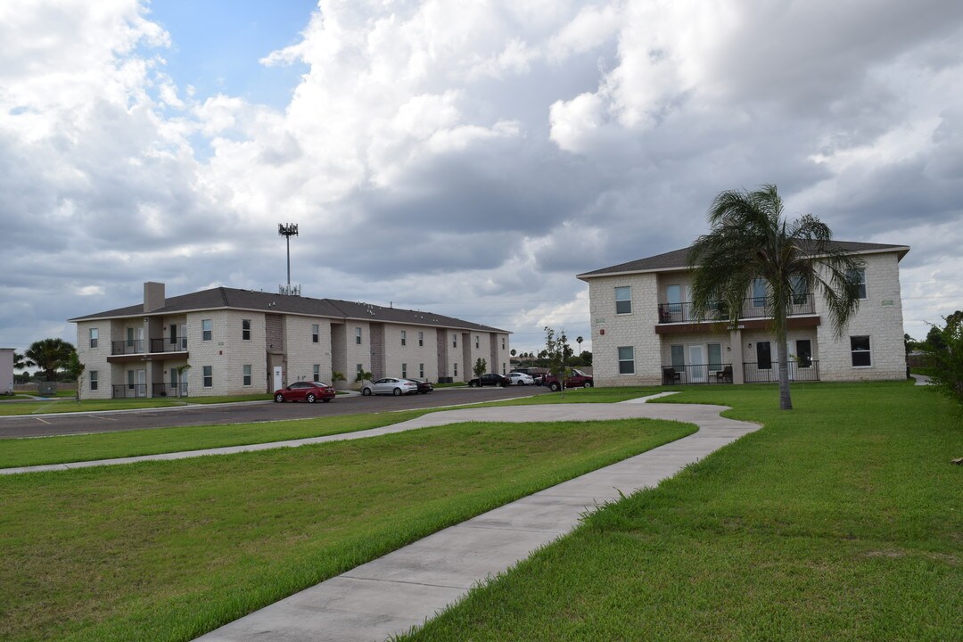 901 E Redbud Ave in McAllen, TX - Building Photo