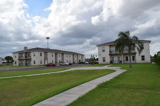 901 E Redbud Ave in McAllen, TX - Foto de edificio - Building Photo