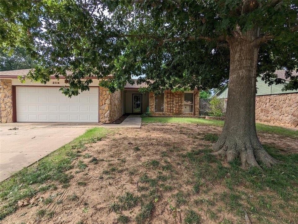 2116 Oakvista Cir in Norman, OK - Building Photo