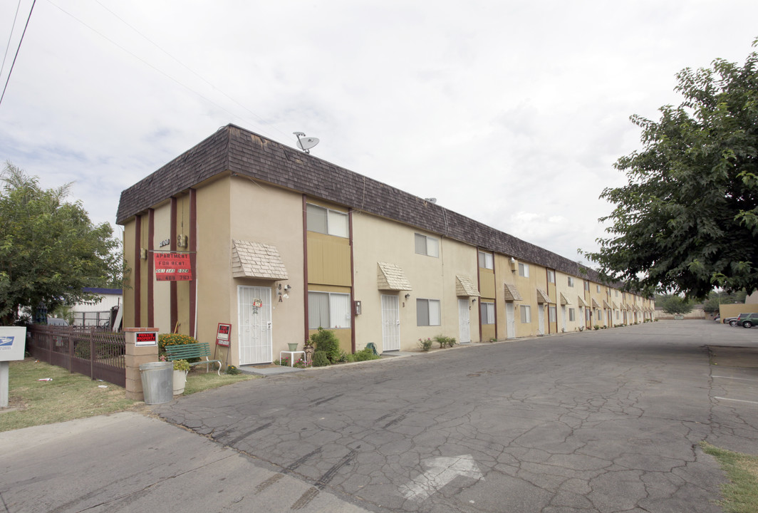 3700 Stockdale Hwy in Bakersfield, CA - Foto de edificio