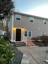 5 Meadow St in Bayville, NY - Building Photo - Building Photo