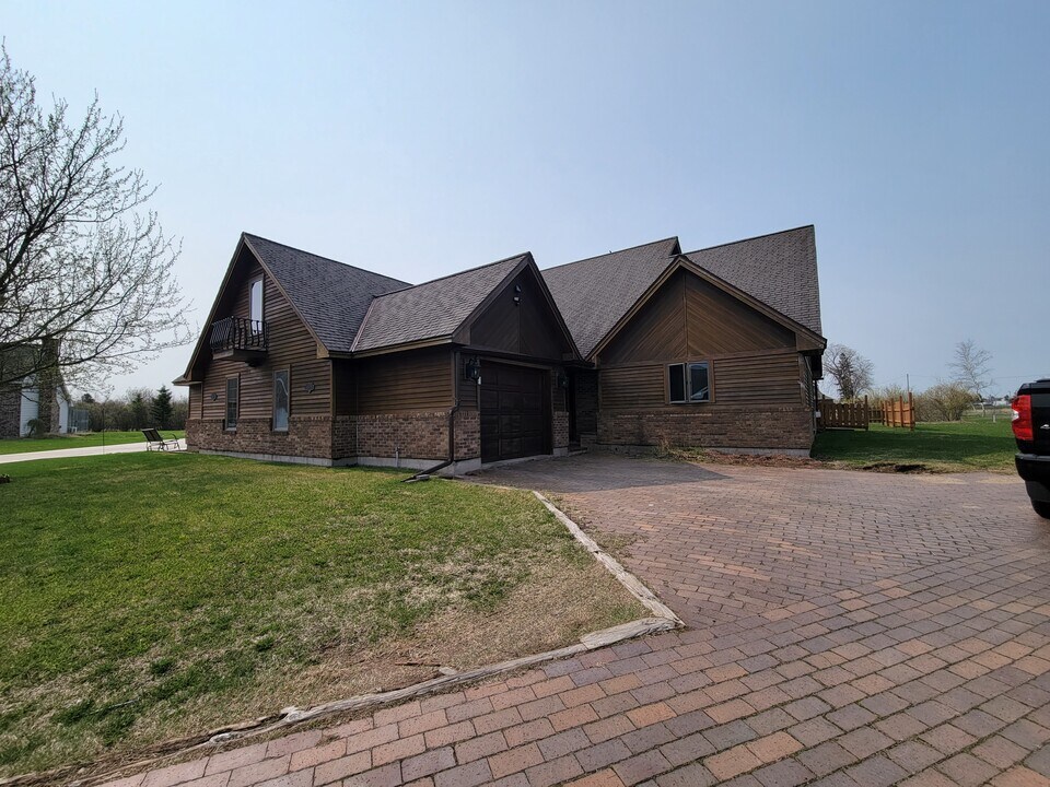 3325 Cumming Ave in Superior, WI - Building Photo