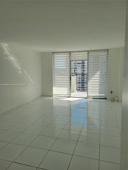 2780 NE 183rd St, Unit 1412 in Aventura, FL - Building Photo - Building Photo