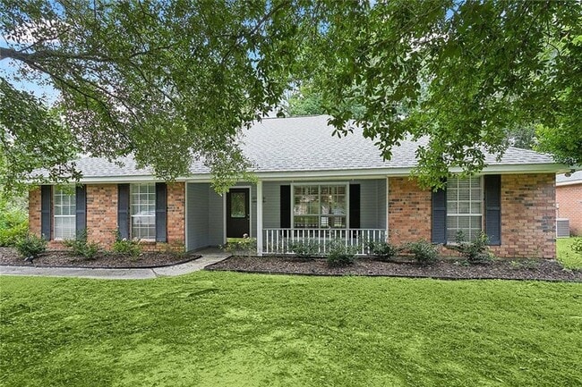 658 Pierce Dr in Mandeville, LA - Foto de edificio - Building Photo
