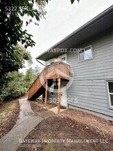5322 SE Flavel Dr in Portland, OR - Building Photo - Building Photo