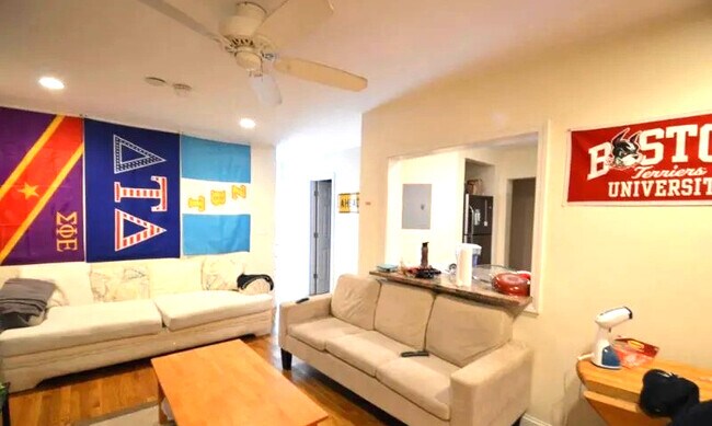 324 Saint Paul St, Unit 4 in Brookline, MA - Foto de edificio - Building Photo