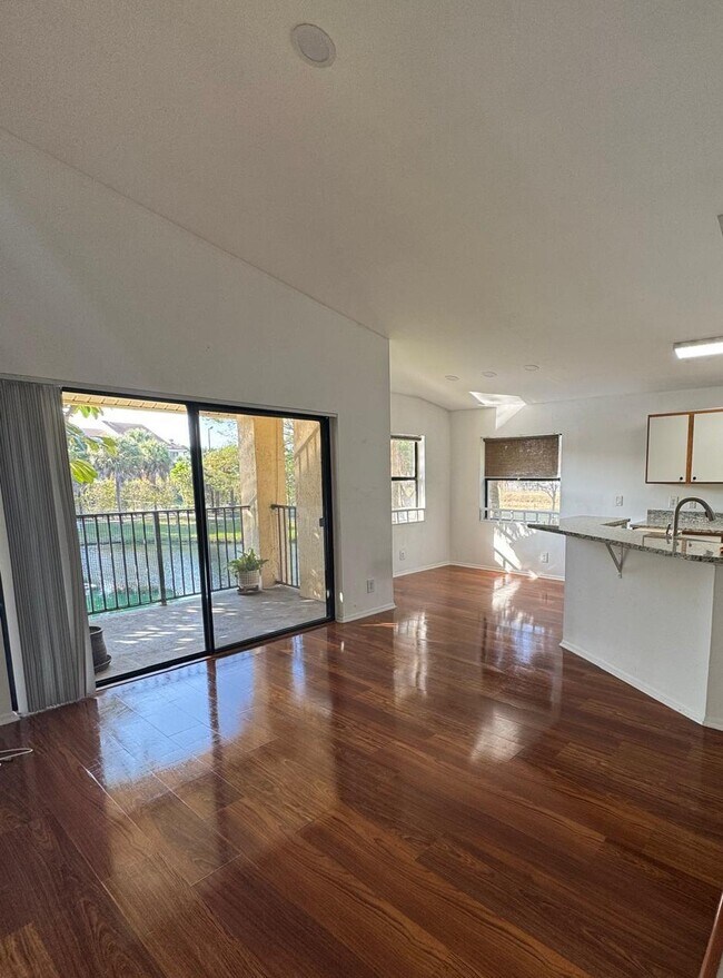 9999 Summerbreeze Dr in Sunrise, FL - Foto de edificio - Building Photo