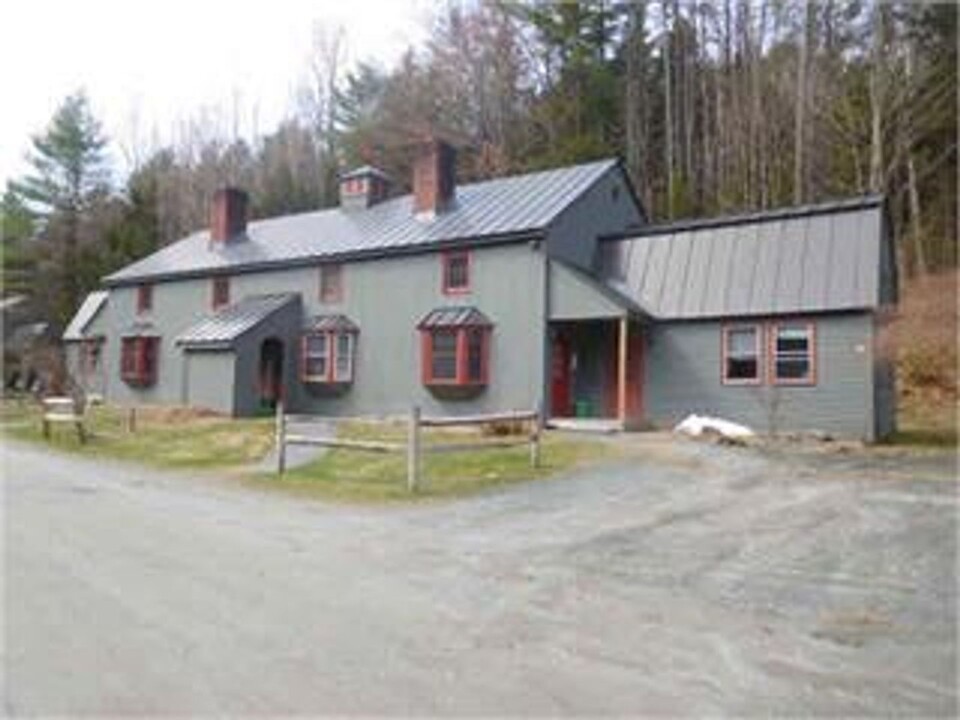 574 Willard Rd in Quechee, VT - Building Photo