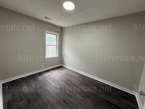 2301 S Laura St in Wichita, KS - Foto de edificio - Building Photo