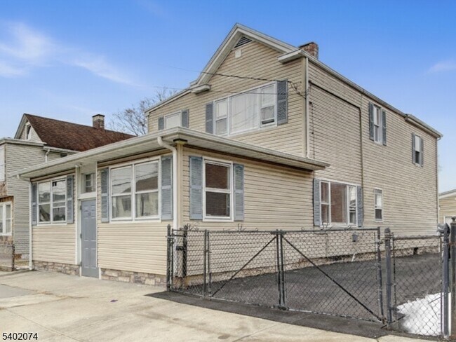 27 Honiss St in Belleville, NJ - Building Photo - Building Photo