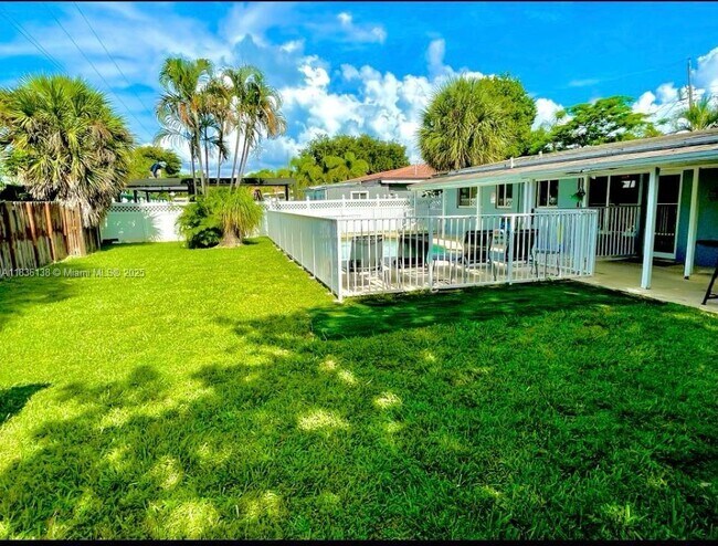 2233 SE 13th St in Pompano Beach, FL - Building Photo - Building Photo