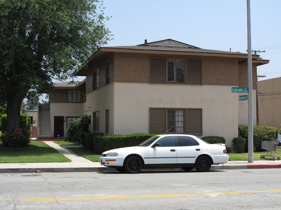 2100 N Lincoln St in Burbank, CA - Building Photo