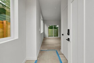 6021 44th Ave SW in Seattle, WA - Building Photo - Building Photo