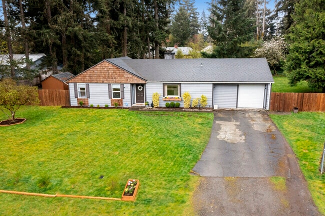 5824 Hillcrest Dr SW in Tacoma, WA - Foto de edificio - Building Photo