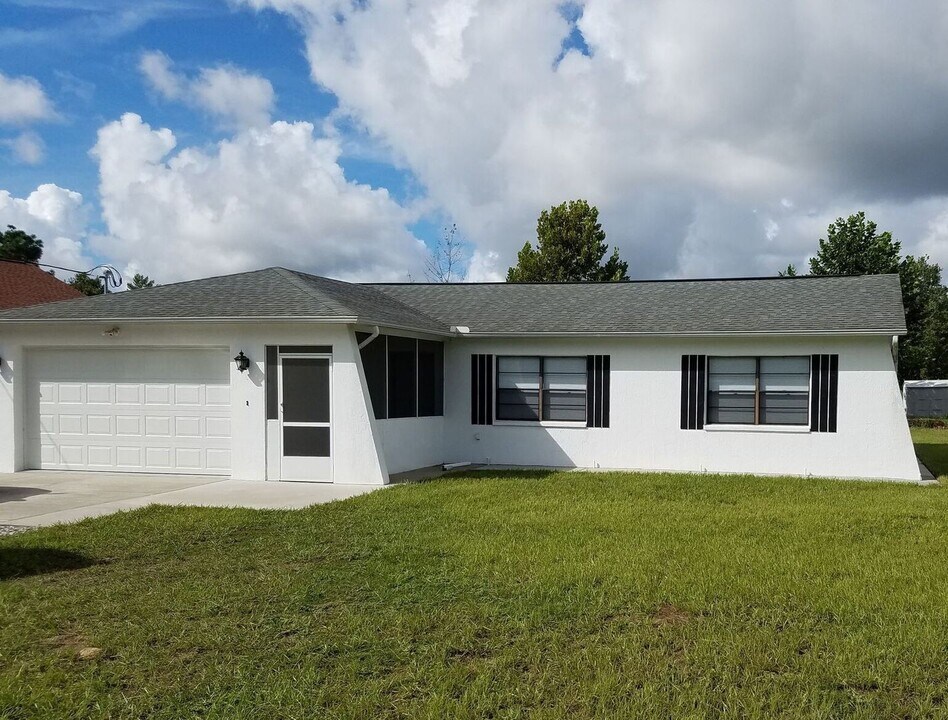 2261 Maximilian Ave in Spring Hill, FL - Building Photo