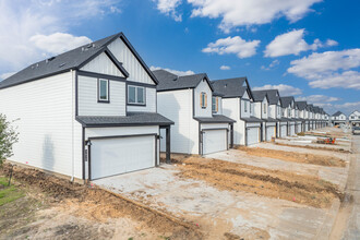 The Oaks at Grand West in Houston, TX - Building Photo - Building Photo