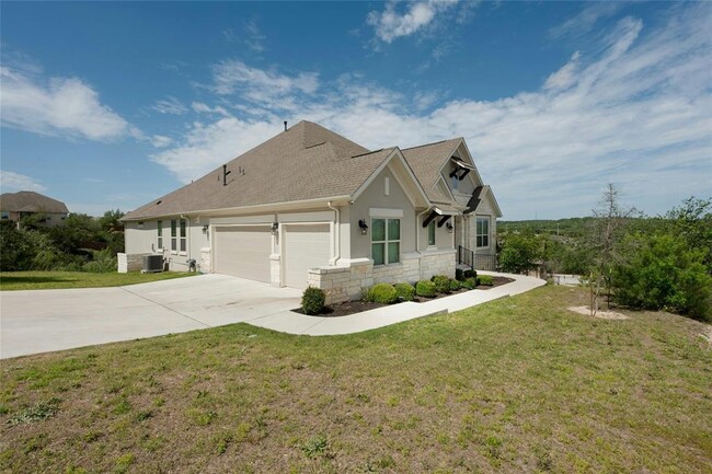 9212 Stratus Dr in Dripping Springs, TX - Foto de edificio - Building Photo