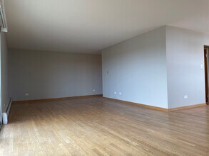 9001 Golf Rd in Des Plaines, IL - Building Photo - Building Photo