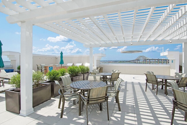 Liberty Bay Club in Bayonne, NJ - Foto de edificio - Building Photo