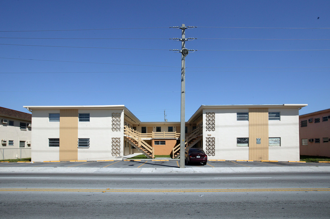 965 W 29th St in Hialeah, FL - Foto de edificio