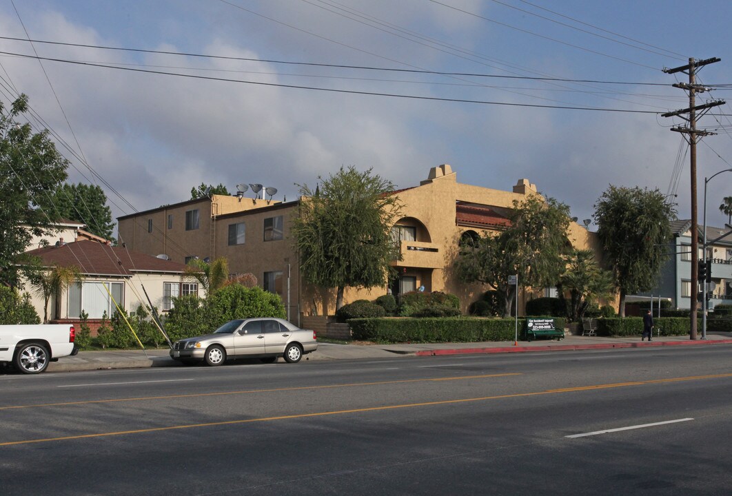 6561 Woodman Ave in Van Nuys, CA - Building Photo