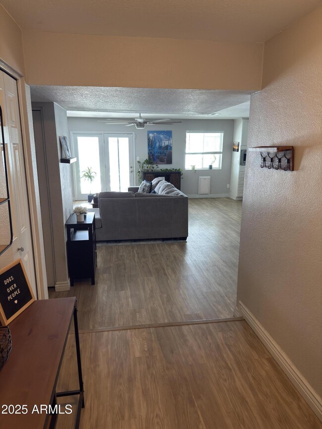 2520 W Surrey Ave in Phoenix, AZ - Building Photo - Building Photo