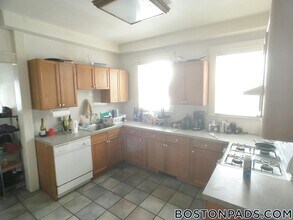 140 Brooks St, Unit 1 in Boston, MA - Building Photo - Building Photo