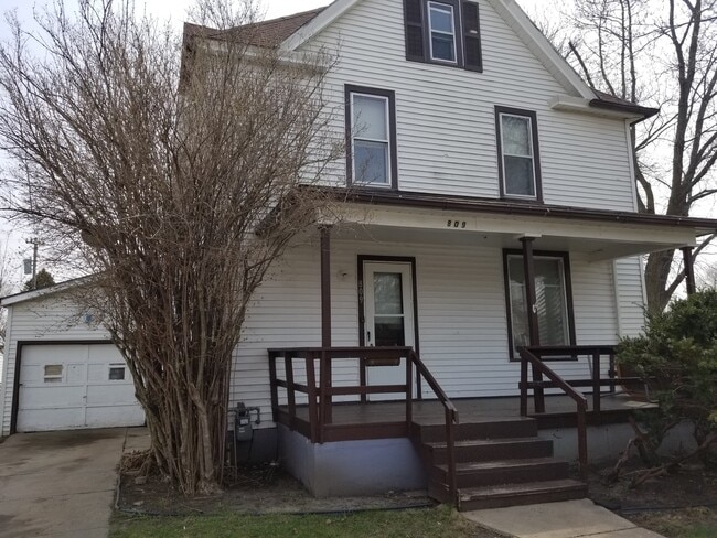 property at 809 W Pasewalk Ave