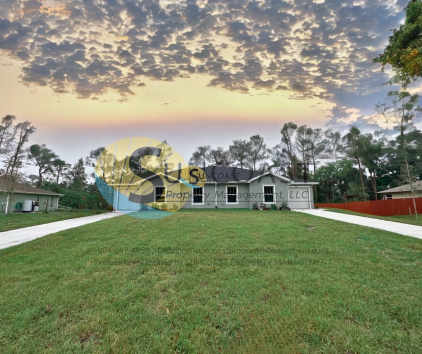 3851 Hollycrest St in Ft. Myers, FL - Building Photo