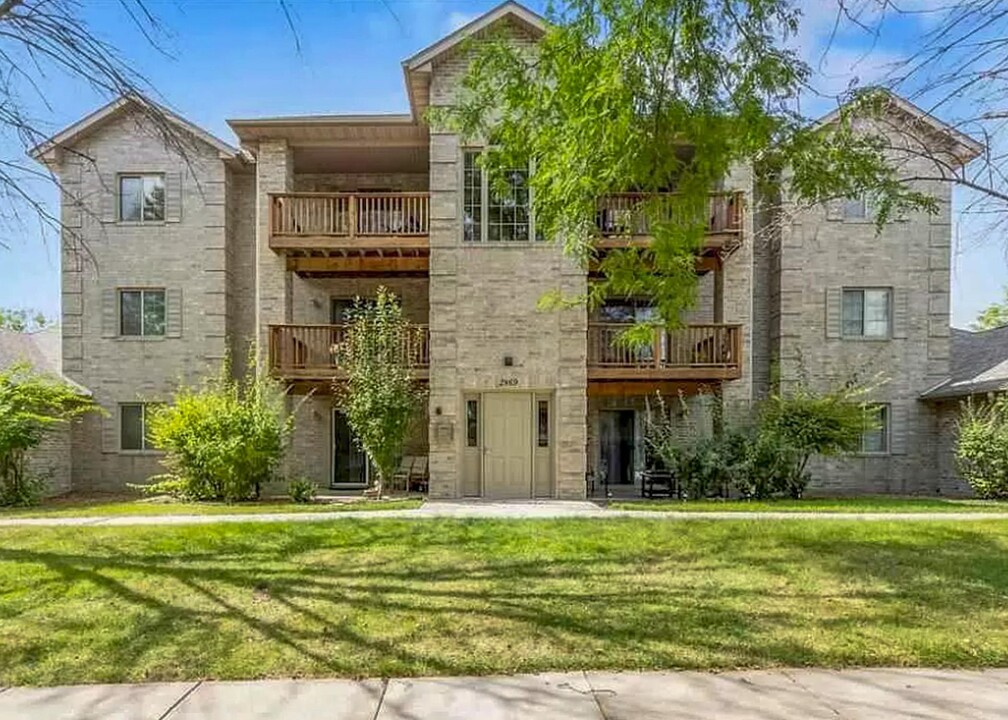 2869 Coral Ct-Unit -302 in Coralville, IA - Building Photo