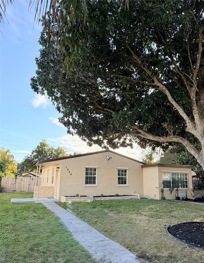1966 NE 177th St in North Miami Beach, FL - Building Photo - Building Photo