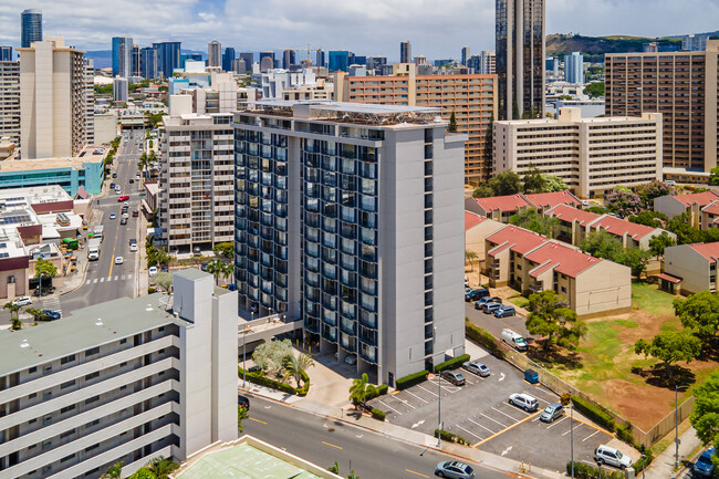 Holiday Manor in Honolulu, HI - Building Photo - Building Photo