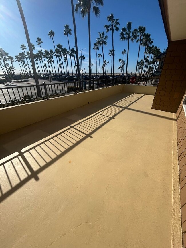 600 E Oceanfront in Newport Beach, CA - Building Photo - Building Photo