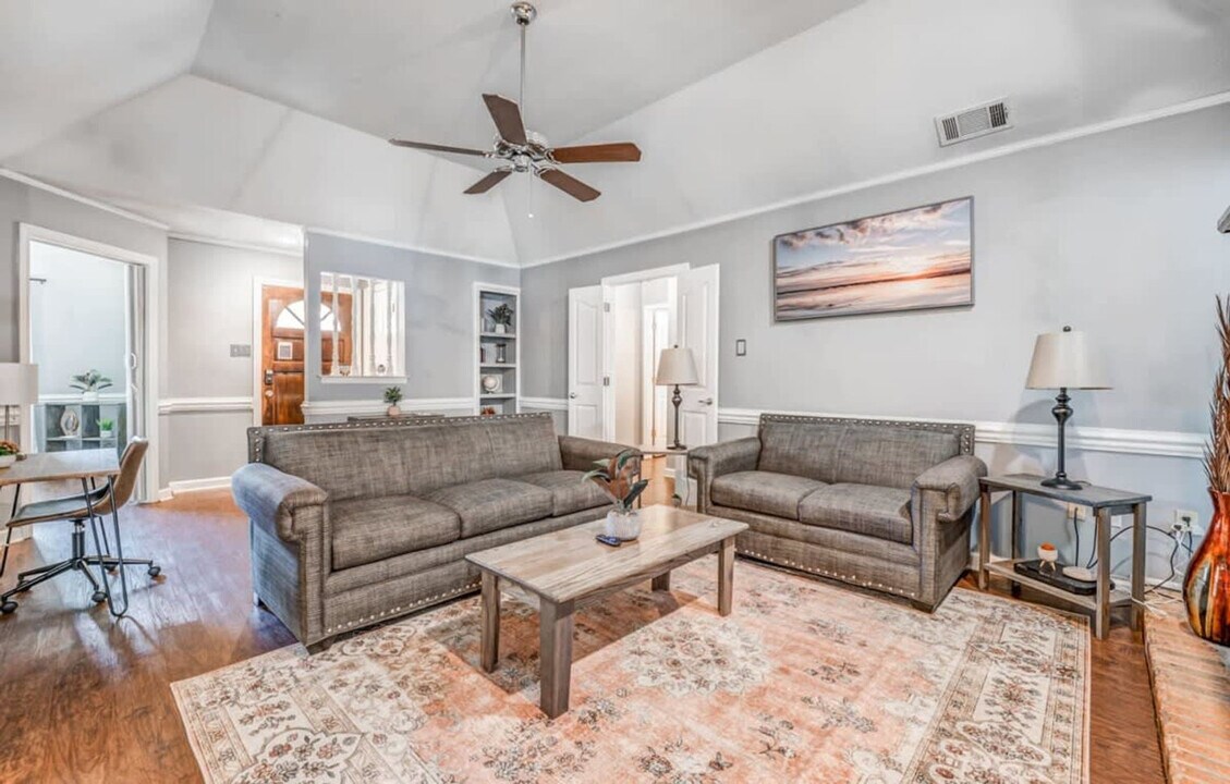 8243 Crimson Creek Dr in Memphis, TN - Building Photo